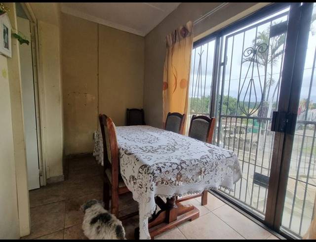 5 BEDROOM HOUSE FOR SALE IN SEA VIEW